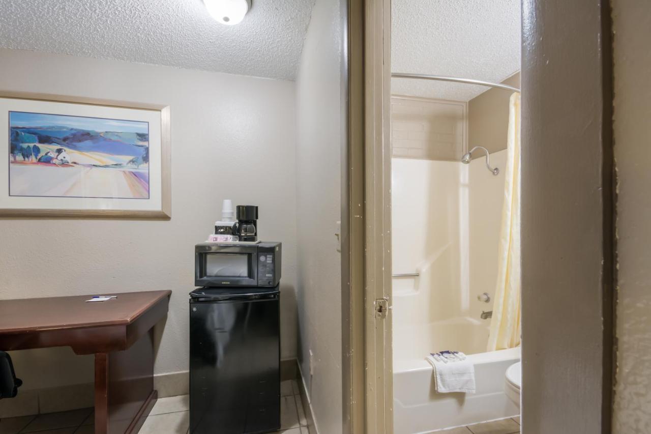Americas Best Value Inn Woodward At 8Th St Exteriör bild